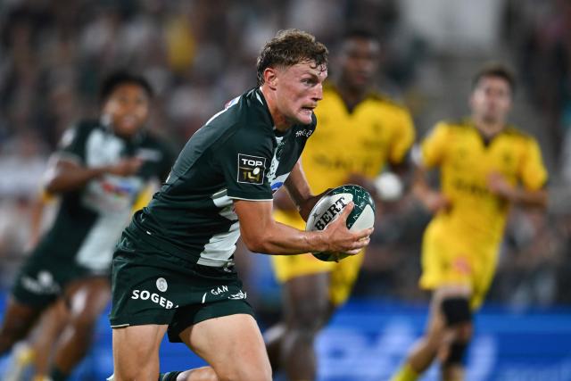 Pau's French centre Emilien Gailleton runs with the ball during the French Top14 rugby union match between Section Paloise and Stade Rochelais (La Rochelle) at the Stade du Hameau in Pau, south-western France on September 26, 2026. (Photo by Gaizka IROZ / AFP)