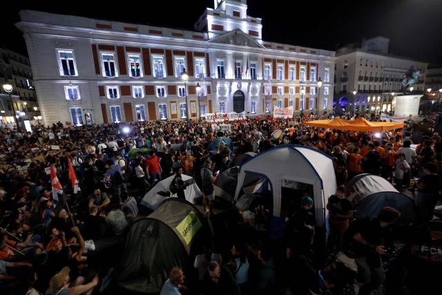 Demonstrators install tents during a protest against evictions and the housing crisis in front of the Presidency of the Community of Madrid on the Puerta del Sol plaza in Madrid on September 26, 2026. The sign reads: 'accessible housing'. Spain's main tenants' unions on September 25 urged the government to pass a new law to tackle the country's housing crisis after an 87-year-old was evicted from her Madrid home, sparking nationwide protests. (Photo by Oscar DEL POZO / AFP)