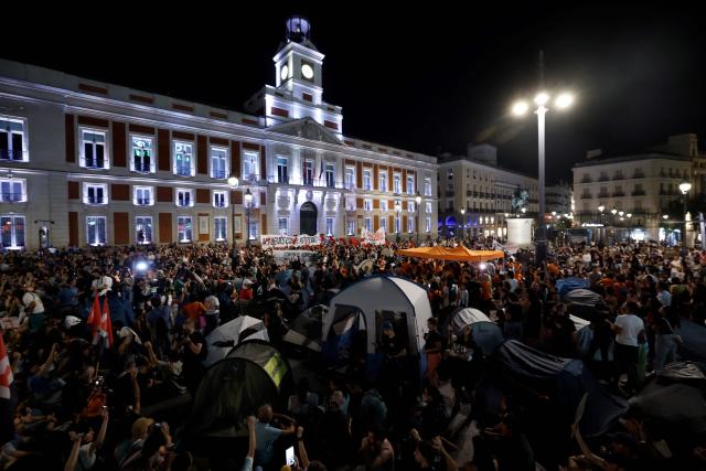 Demonstrators install tents during a protest against evictions and the housing crisis in front of the Presidency of the Community of Madrid on the Puerta del Sol plaza in Madrid on September 26, 2026. The sign reads: 'accessible housing'. Spain's main tenants' unions on September 25 urged the government to pass a new law to tackle the country's housing crisis after an 87-year-old was evicted from her Madrid home, sparking nationwide protests. (Photo by Oscar DEL POZO / AFP)