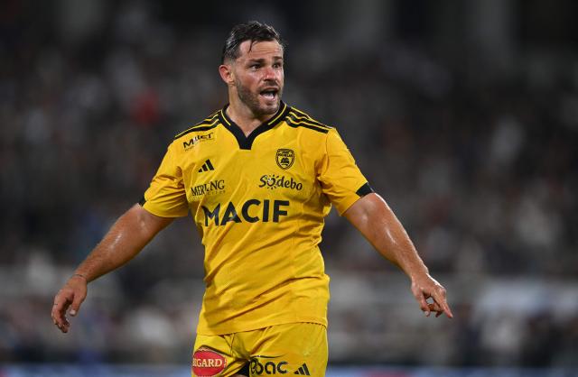 La Rochelle's French hooker Quentin Lespiaucq gestures during the French Top14 rugby union match between Section Paloise and Stade Rochelais (La Rochelle) at the Stade du Hameau in Pau, south-western France on September 26, 2026. (Photo by Gaizka IROZ / AFP)