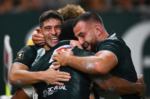 Pau's palyers celebrate after scoring a try during the French Top14 rugby union match between Section Paloise and Stade Rochelais (La Rochelle) at the Stade du Hameau in Pau, south-western France on September 26, 2026. (Photo by Gaizka IROZ / AFP)