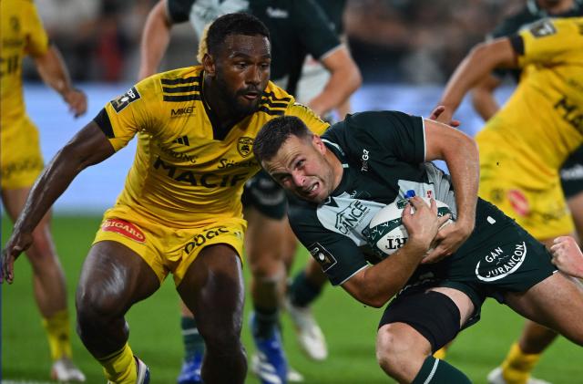 Pau's English fly-half Joe Simmonds (R) challenges La Rochelle's Fijian wing Peni Torau Vuetimaiwai during the French Top14 rugby union match between Section Paloise and Stade Rochelais (La Rochelle) at the Stade du Hameau in Pau, south-western France on September 26, 2026. (Photo by Gaizka IROZ / AFP)