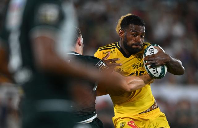 La Rochelle's Fijian wing Peni Torau Vuetimaiwai attempts to break away during the French Top14 rugby union match between Section Paloise and Stade Rochelais (La Rochelle) at the Stade du Hameau in Pau, south-western France on September 26, 2026. (Photo by Gaizka IROZ / AFP)