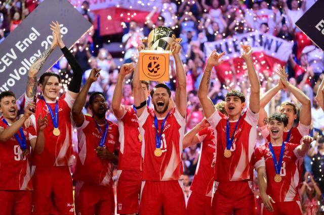 TOPSHOT - Poland's Opposite Hitter #11 Aleksander Sliwka holds the trophy during the victory ceremony of the CEV EuroVolley 2026 men's finals at the Forum of Assago, on September 26, 2026. (Photo by Marco BERTORELLO / AFP)