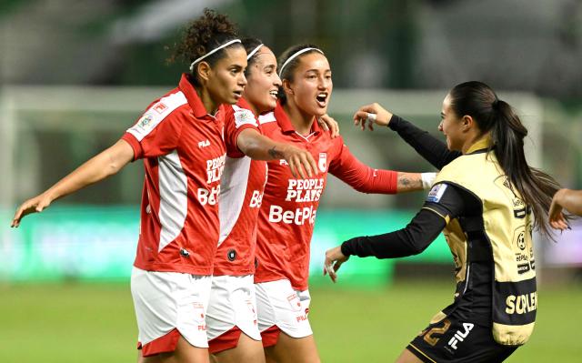 Santa Fe forward #07 Mariana Zamorano (2nd L) celebrates with teammates after scoring the opening goal during the Colombian women's football league second leg final match between Deportivo Cali and Independiente Santa Fe at the Deportivo Cali Stadium in Cali, Colombia on September 26, 2026. (Photo by JOAQUIN SARMIENTO / AFP)