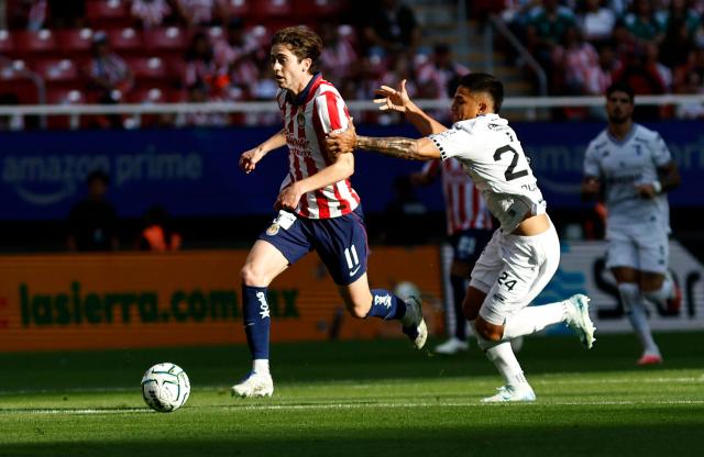 Guadalajara's midfielder #11 Brian Gutierrez and Queretaro's defender #24 Bayron Duarte fight for the ball during the Liga MX Apertura tournament football match between Guadalajara and Queretaro at the Akron Stadium in Zapopan, Mexico on September 26, 2026. (Photo by ULISES RUIZ / AFP)