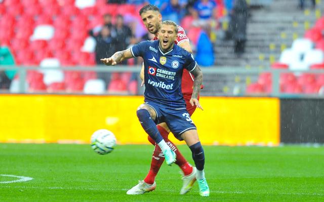 Cruz Azul's Argentine defender #33 Gonzalo Piovi (front) and Toluca's Portuguese forward #26 Paulinho fight for the ball during the Liga MX Apertura tournament football match between Cruz Azul and Toluca at the Banorte Stadium in Mexico City on September 26, 2026. (Photo by Victor CRUZ / AFP)
