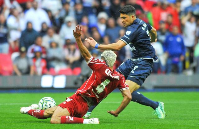 Toluca's Uruguayan defender #04 Bruno Mendez and Cruz Azul's forward #07 Nicolas Ibanez fight for the ball during the Liga MX Apertura tournament football match between Cruz Azul and Toluca at the Banorte Stadium in Mexico City on September 26, 2026. (Photo by Victor CRUZ / AFP)
