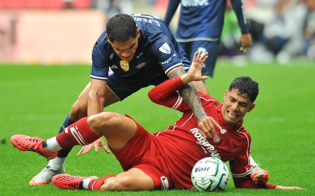 Cruz Azul's Uruguayan forward #21 Gabriel Fernandez and Toluca's defender #02 Diego Barbosa fight for the ball during the Liga MX Apertura tournament football match between Cruz Azul and Toluca at the Banorte Stadium in Mexico City on September 26, 2026. (Photo by Victor CRUZ / AFP)