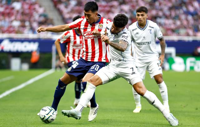 Guadalajara's US midfielder #23 Daniel Aguirre and Queretaro's Spanish forward #07 Iker Benito fight for the ball during the Liga MX Apertura tournament football match between Guadalajara and Queretaro at the Akron Stadium in Zapopan, Mexico on September 26, 2026. (Photo by ULISES RUIZ / AFP)