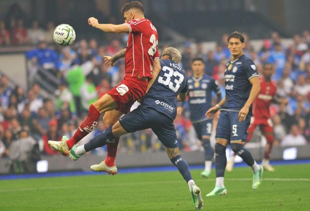 Toluca's Portuguese forward #26 Paulinho and Cruz Azul's Argentine defender #33 Gonzalo Piovi fight for the ball during the Liga MX Apertura tournament football match between Cruz Azul and Toluca at the Banorte Stadium in Mexico City on September 26, 2026. (Photo by Victor CRUZ / AFP)