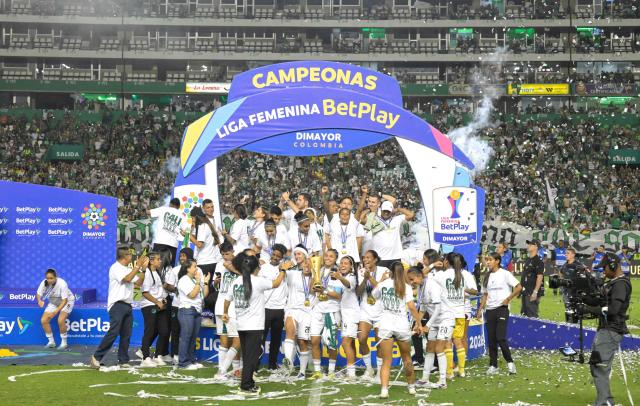 Deportivo Cali players celebrate with their trophy after winning the Colombian women's football league second leg final match between Deportivo Cali and Independiente Santa Fe at the Deportivo Cali Stadium in Cali, Colombia on September 26, 2026. (Photo by Joaquin SARMIENTO / AFP)