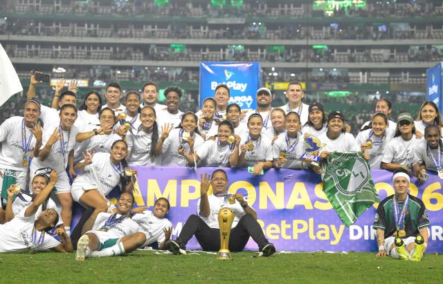 Deportivo Cali players celebrate with their trophy after winning the Colombian women's football league second leg final match between Deportivo Cali and Independiente Santa Fe at the Deportivo Cali Stadium in Cali, Colombia on September 26, 2026. (Photo by Joaquin SARMIENTO / AFP)