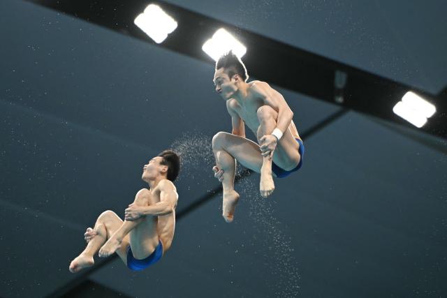 China's Yang Hao and Lian Junjie compete in the men's synchronised 10m platform final diving event during the 2026 Asian Games at the Tokyo Aquatics Centre in Tokyo on September 27, 2026. (Photo by ANDREW CABALLERO-REYNOLDS / AFP)