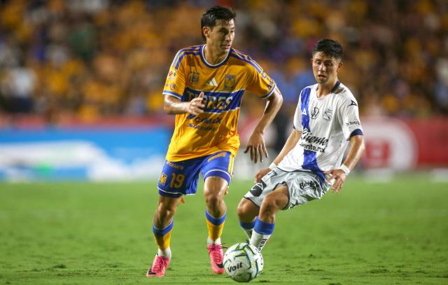 Tigres' forward #19 Mauro Lainez and Puebla's winger #27 Bryan Garnica fight for the ball during the Liga MX Apertura football match between Tigres and Puebla at the Universitario Stadium in San Nicolas de los Garza, Mexico on September 26, 2026. (Photo by Julio Cesar AGUILAR / AFP)