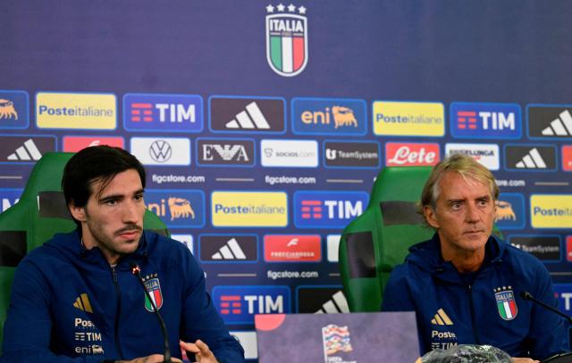 Italy's midfielder #08 Sandro Tonali (L) and Italy's Italian headcoach Roberto Mancini give a press conference on the eve of the UEFA Nations League football match (League A, Group A1)  between Turkey and Italy at the Ataturk Sports Complex Matl? Stadium in Bursa on September 27, 2026. (Photo by OZAN KOSE / AFP)