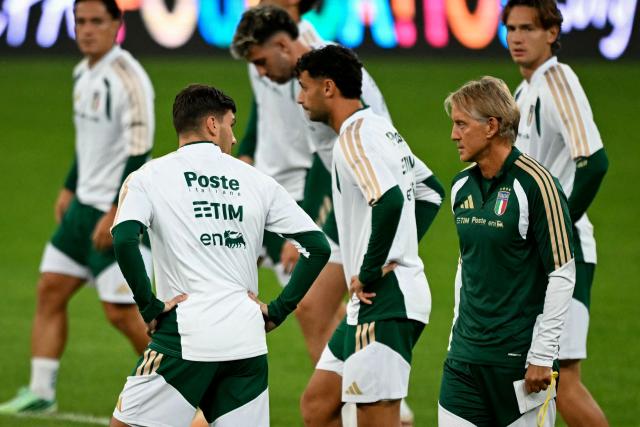 Italy's head coach Roberto Mancini (R) and Italy's players take part in a training session on the eve of the UEFA Nations League football match (League A, Group A1) between Turkey and Italy at the Ataturk Sports Complex Matl? Stadium in Bursa on September 27, 2026. (Photo by Ozan KOSE / AFP)