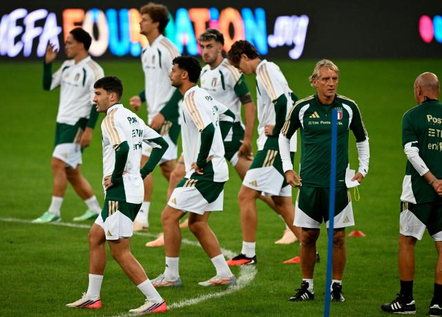 Italy's head coach Roberto Mancini (2ndR) and Italy's players take part in a training session on the eve of the UEFA Nations League football match (League A, Group A1) between Turkey and Italy at the Ataturk Sports Complex Matl? Stadium in Bursa on September 27, 2026. (Photo by Ozan KOSE / AFP)