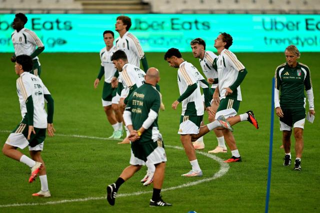 Italy's head coach Roberto Mancini (R) and Italy's players take part in a training session on the eve of the UEFA Nations League football match (League A, Group A1) between Turkey and Italy at the Ataturk Sports Complex Matl? Stadium in Bursa on September 27, 2026. (Photo by Ozan KOSE / AFP)