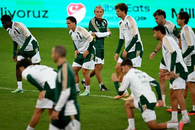 Italy's head coach Roberto Mancini (C) and Italy's players take part in a training session on the eve of the UEFA Nations League football match (League A, Group A1) between Turkey and Italy at the Ataturk Sports Complex Matl? Stadium in Bursa on September 27, 2026. (Photo by Ozan KOSE / AFP)
