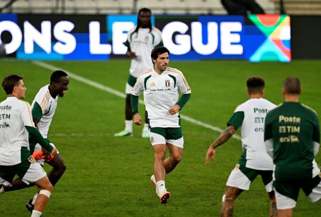 Italy's midfielder #08 Sandro Tonali (C) takes part in a training session on the eve of the UEFA Nations League football match (League A, Group A1) between Turkey and Italy at the Ataturk Sports Complex Matl? Stadium in Bursa on September 27, 2026. (Photo by Ozan KOSE / AFP)