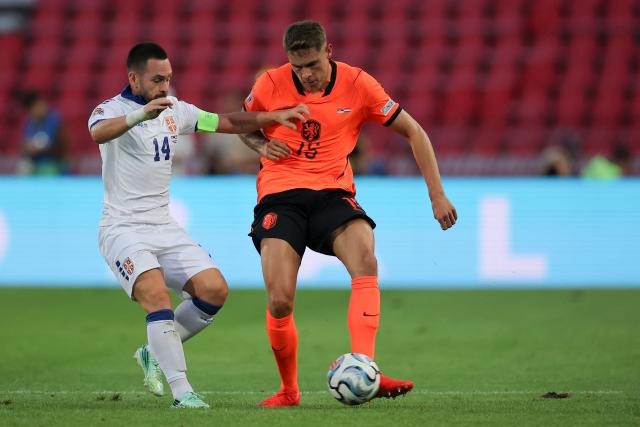 Serbia's midfielder #14 Veljko Birmancevic (L) and Netherlands' defender #15 Micky van de Ven fight for the ball during the UEFA Nations League Group A2 football match between Serbia and Netherlands at the Rajko Mitic stadium in Belgrade on September 27, 2026. (Photo by Pedja Milosavljevic / AFP)