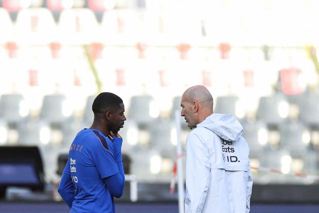 France's head coach Zinedine Zidane (R) and France's forward #07 Ousmane Dembele discuss during a training session on the eve of the UEFA Nations League football match between Belgium and France at King Baudouin Stadium in Brussels on September 27, 2026. (Photo by FRANCK FIFE / AFP)