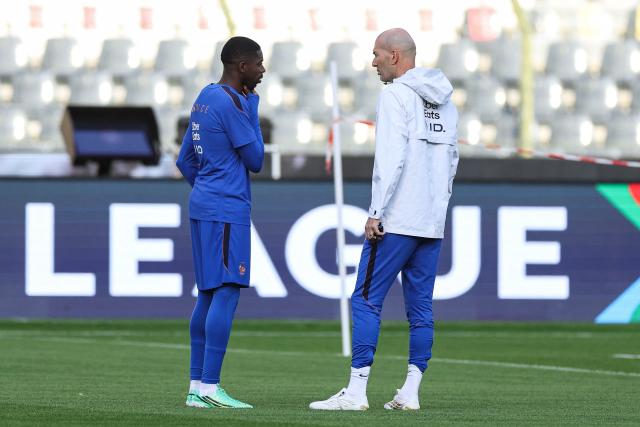 France's head coach Zinedine Zidane (R) and France's forward #07 Ousmane Dembele discuss during a training session on the eve of the UEFA Nations League football match between Belgium and France at King Baudouin Stadium in Brussels on September 27, 2026. (Photo by FRANCK FIFE / AFP)