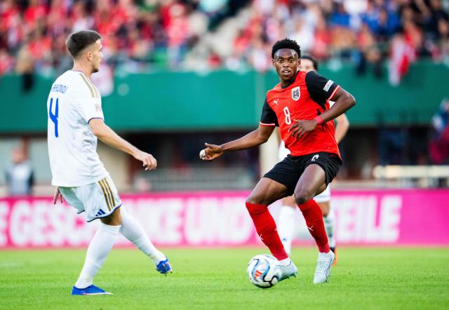 Kosovo's defender #04 Ilir Krasniqi (L) and Austria's forward #08 Junior Adamu vie for the ball during the UEFA Nations League Group B3 football match between Austria v Kosovo in Vienna on September 27, 2026. (Photo by GEORG HOCHMUTH / APA / AFP) / Austria OUT