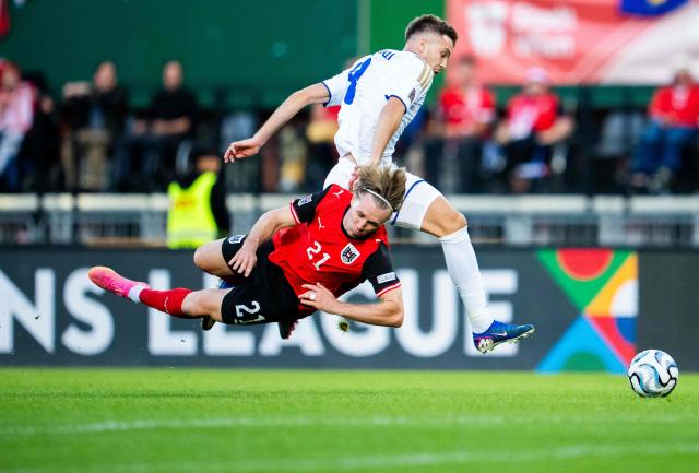 Austria's midfielder #21 Patrick Wimmer (L) and Kosovo's defender #04 Ilir Krasniqi vie for the ball during the UEFA Nations League Group B3 football match between Austria v Kosovo in Vienna on September 27, 2026. (Photo by GEORG HOCHMUTH / APA / AFP) / Austria OUT