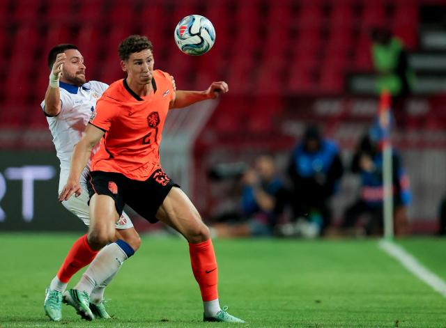 Netherlands' forward #21 Ruben van Bommel (R) fights for the ball with Serbia's midfielder #14 Andrija Zivkovic (L) during the UEFA Nations League Group A2 football match between Serbia and Netherlands at the Rajko Mitic stadium in Belgrade on September 27, 2026. (Photo by Pedja Milosavljevic / AFP)