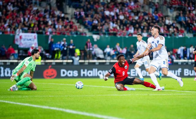 (L-R) Kosovo's goalkeeper #01 Arijanet Muric, Austria's forward #08 Junior Adamu and Kosovo's defender #02 Ron Raci vie for the ball during the UEFA Nations League Group B3 football match between Austria v Kosovo in Vienna on September 27, 2026. (Photo by GEORG HOCHMUTH / APA / AFP) / Austria OUT