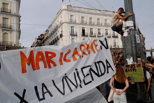 Demonstrators camp with tents to protest against evictions and the housing crisis in front of the Presidency of the Community of Madrid on the Puerta del Sol plaza in Madrid on September 27, 2026. Signs read 'Vulture funds out you go' and 'Evict a pensioner is shameful'. Spain's main tenants' unions on September 25 urged the government to pass a new law to tackle the country's housing crisis after an 87-year-old was evicted from her Madrid home, sparking nationwide protests. (Photo by Oscar DEL POZO / AFP)