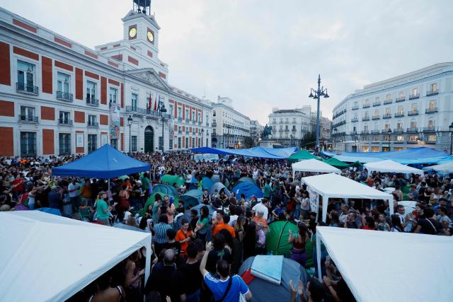 Demonstrators camp with tents to protest against evictions and the housing crisis in front of the Presidency of the Community of Madrid on the Puerta del Sol plaza in Madrid on September 27, 2026. Signs read 'Vulture funds out you go' and 'Evict a pensioner is shameful'. Spain's main tenants' unions on September 25 urged the government to pass a new law to tackle the country's housing crisis after an 87-year-old was evicted from her Madrid home, sparking nationwide protests. (Photo by Oscar DEL POZO / AFP)