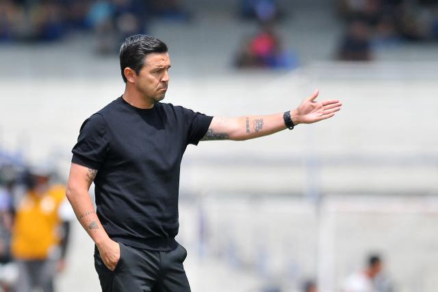 San Luis' head coach Diego Andrei Mejia gestures during the Liga MX Apertura tournament football match between Pumas and San Luis at the Olimpico Universitario stadium in Mexico City on September 27, 2026. (Photo by Victor CRUZ / AFP)