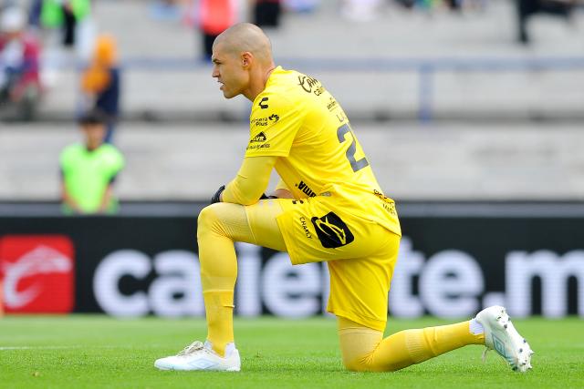 San Luis' goalkeeper #25 Gibran Lajud gestures fight for the ball during the Liga MX Apertura tournament football match between Pumas and San Luis at the Olimpico Universitario stadium in Mexico City on September 27, 2026. (Photo by Victor CRUZ / AFP)