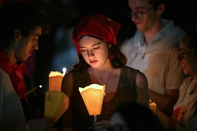 Faithfuls light candles before a torchlight procession with Pope Leo XIV in Lourdes southwestern France, on September 27, 2026 on the third day of his trip to France. (Photo by Lionel BONAVENTURE / AFP)
