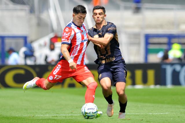 San Luis' Uruguayan forward #17 Anderson Duarte and Pumas' midfielder #07 Rodrigo Lopez  fight for the ball during the Liga MX Apertura tournament football match between Pumas and San Luis at the Olimpico Universitario stadium in Mexico City on September 27, 2026. (Photo by Victor CRUZ / AFP)