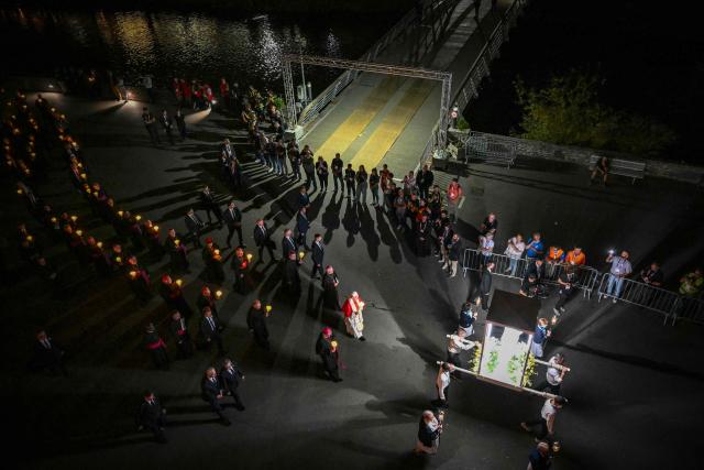 Pope Leo XIV (C) takes part in a torchlight procession following the Rosary Prayer at the Shrine of Our Lady of Lourdes, southwestern France, on September 27, 2026 on the third day of his visit to France. (Photo by Alberto PIZZOLI / AFP)