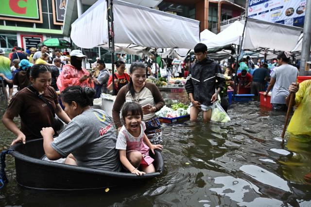 Residents shop for produce at a temporary floating market in Bang Kapi district in Bangkok on September 28, 2026. Eight people have died in flooding in Thailand since September 16, although none in the capital Bangkok which declared a disaster this weekend following heavy rains, the government said on September 28. (Photo by Lillian SUWANRUMPHA / AFP)