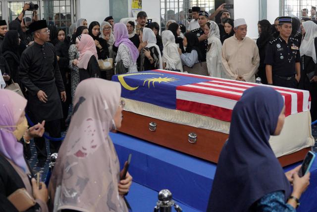 People pay their respects during the funeral of Siti Hasmah Mohamad Ali, the wife of former Malaysian prime minister Mahathir Mohamad, at As Syarif Mosque in Kuala Lumpur on September 28, 2026. Hasmah, the wife of Malaysia's longest serving two-time prime minister Mahathir Mohamad, passed away September 28, 2026 aged 100. (Photo by Najjua Zulkefli / AFP)