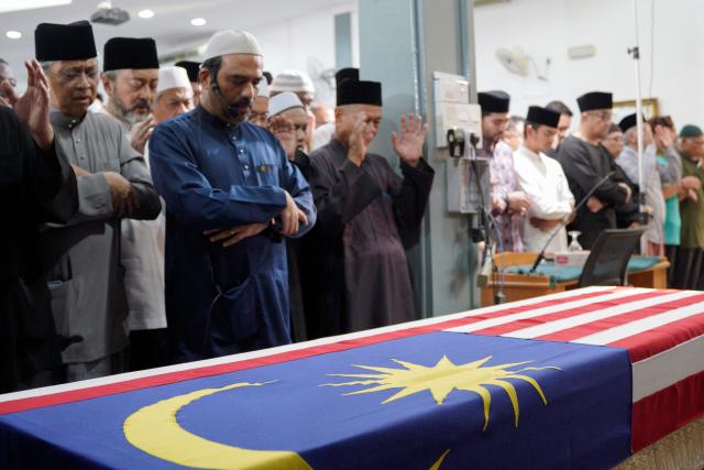 Muslims pray during the funeral of Siti Hasmah Mohamad Ali, the wife of former Malaysian prime minister Mahathir Mohamad, at As Syarif Mosque in Kuala Lumpur on September 28, 2026. Hasmah, the wife of Malaysia's longest serving two-time prime minister Mahathir Mohamad, passed away September 28, 2026 aged 100. (Photo by Najjua Zulkefli / AFP)