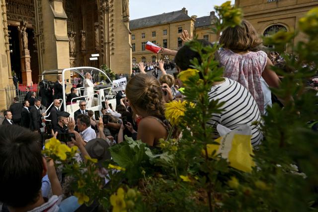 Pope Leo XIV arrives to celebrate a mass at Saint-Etienne de Metz Cathedral, in Metz, northeastern France on September 28, 2026 on the last day of his visit to France. (Photo by SEBASTIEN BOZON / POOL / AFP)