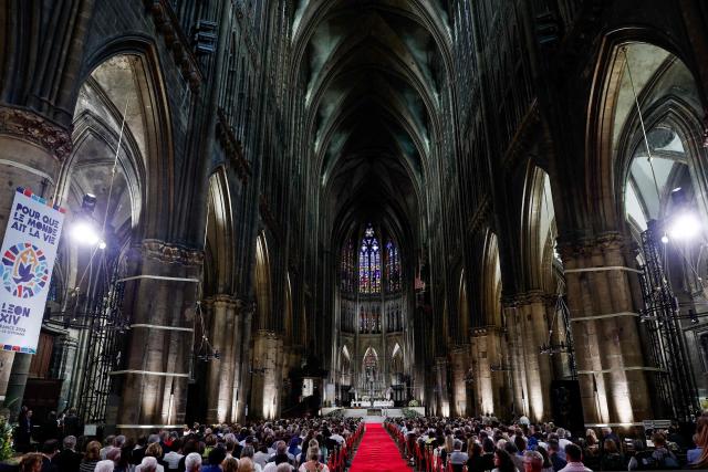 Faithfuls attend a mass celebrated by Pope Leo XIV at the Saint-Etienne de Metz Cathedral, in Metz, northeastern France on September 28, 2026 on the last day of his visit to France. (Photo by Benoit Tessier / POOL / AFP)