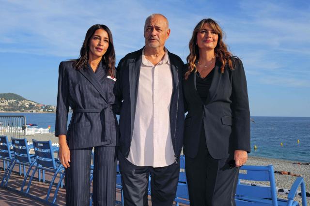 French actress Leila Bekhti (L), French director Jean-Pierre Jeunet (C) and French writer Valerie Perrin pose during a photocall for "Changer l'eau des fleurs" during the Cineroman film festival, in the south-eastern French riviera city of Nice on September 28, 2026. (Photo by Valery HACHE / AFP)