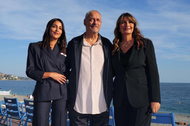 French actress Leila Bekhti (L), French director Jean-Pierre Jeunet (C) and French writer Valerie Perrin pose during a photocall for "Changer l'eau des fleurs" during the Cineroman film festival, in the south-eastern French riviera city of Nice on September 28, 2026. (Photo by Valery HACHE / AFP)