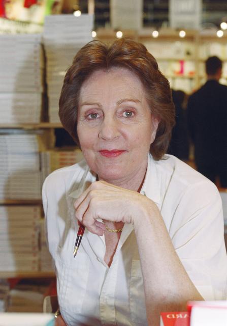 (FILES) French writer Janine Boissard poses during a a book signing held as part of the Book Fair at Porte de Versailles in Paris on March 18, 2000. Novelist Janine Boissard, author of more than fifty books, including the saga "L'Esprit de famille," has died at the age of 93, publisher Fayard announced on September 28, 2026. (Photo by JEAN-PIERRE MULLER / AFP)