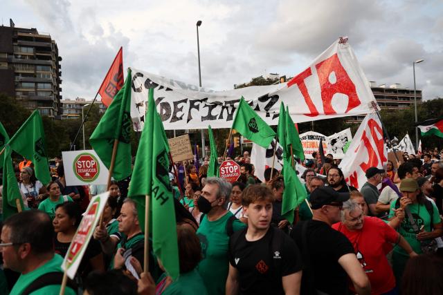 Demonstrators take part in a protest against evictions and the housing crisis during a visit of Spain's Prime Minister Pedro Sanchez at the Palau de Congressos in Barcelona, on September 28, 2026. Spain's main tenants' unions on September 25 urged the government to pass a new law to tackle the country's housing crisis after an 87-year-old was evicted from her Madrid home, sparking nationwide protests. (Photo by Josep LAGO / AFP)