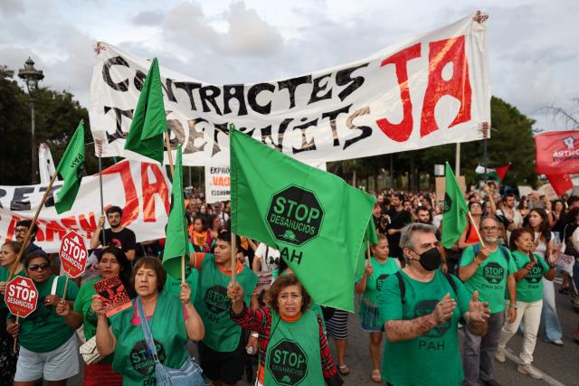 Demonstrators take part in a protest against evictions and the housing crisis during a visit of Spain's Prime Minister at the Palau de Congressos in Barcelona, on September 28, 2026. Signs read 'Stop eviction' and 'permanent rental contracts'. Spain's main tenants' unions on September 25 urged the government to pass a new law to tackle the country's housing crisis after an 87-year-old was evicted from her Madrid home, sparking nationwide protests. (Photo by Josep LAGO / AFP)