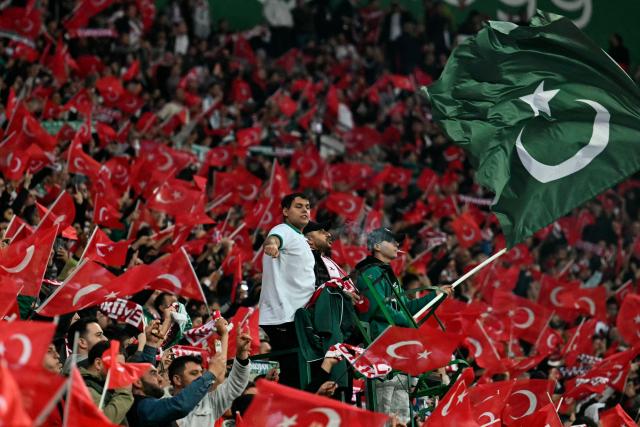 Turkish supporters cheer on their team ahead of the UEFA Nations League football match (League A, Group A1)  between Turkey and Italy at the Ataturk Sports Complex Matl? Stadium in Bursa on September 28, 2026. (Photo by Ozan KOSE / AFP)